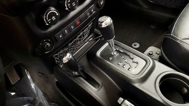 2016 Jeep Wrangler Unlimited 4WD 4dr Rubicon Hard Rock w/ Freedom Top - 23036838 - 15