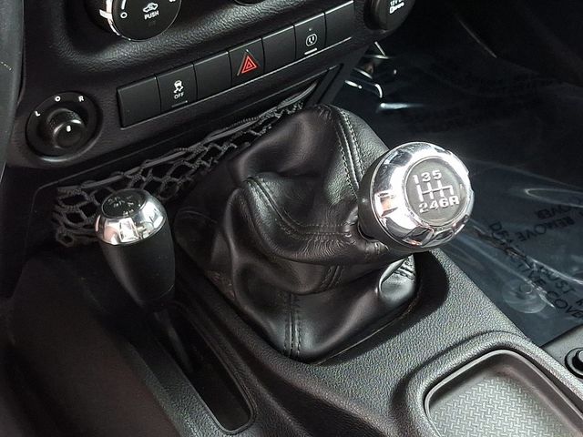 2016 Jeep Wrangler Unlimited 4WD 4dr Sahara - 22884380 - 15