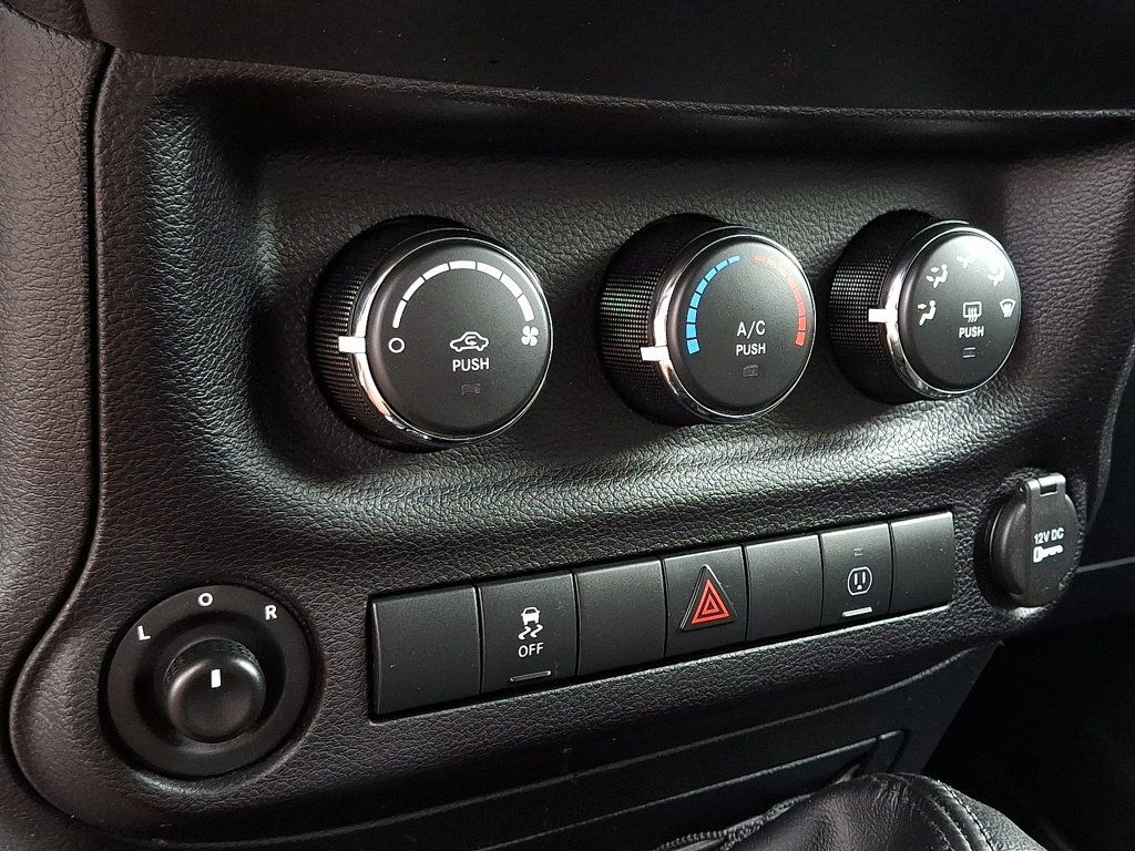 2016 Jeep Wrangler Unlimited Sahara photo 17