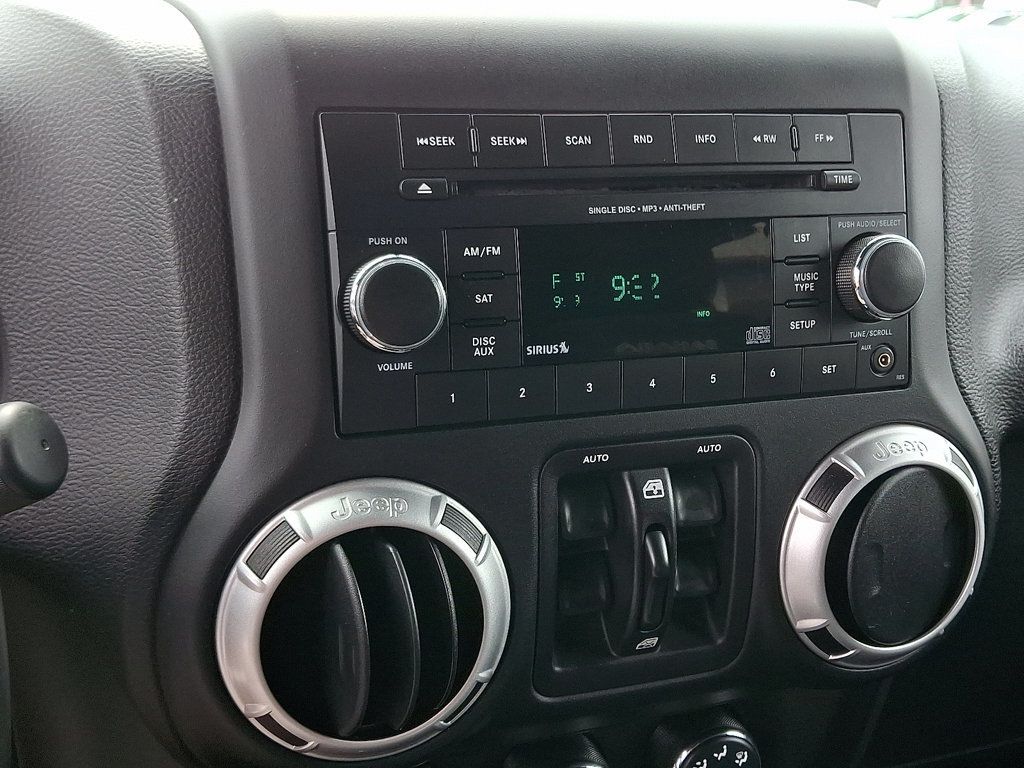2016 Jeep Wrangler Unlimited Sahara photo 18