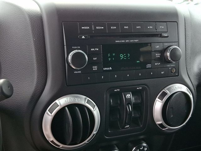 2016 Jeep Wrangler Unlimited 4WD 4dr Sahara - 22884380 - 17