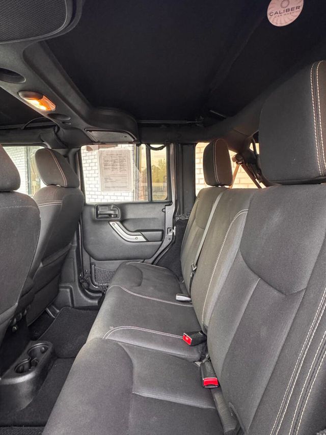 2016 Jeep Wrangler Unlimited 4WD 4dr Sahara - 22947018 - 16