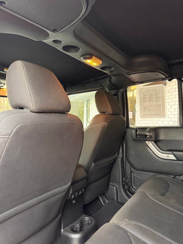 2016 Jeep Wrangler Unlimited 4WD 4dr Sahara - 22947018 - 17