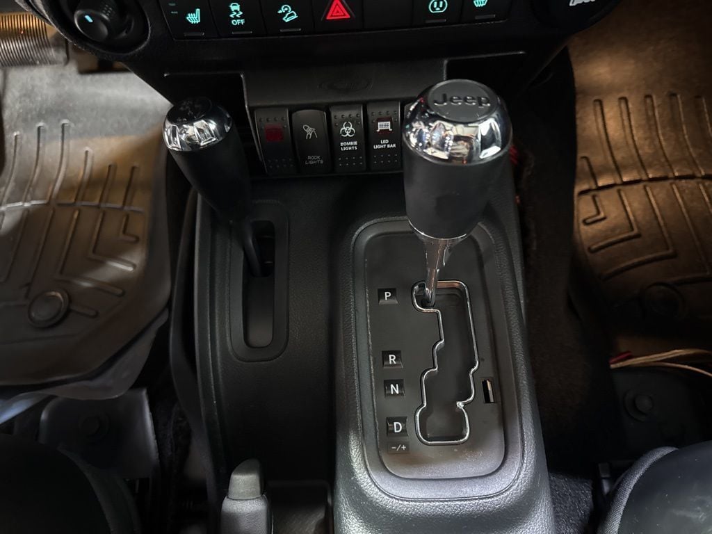 2016 Jeep Wrangler Unlimited 4WD 4dr Sahara - 23001027 - 24
