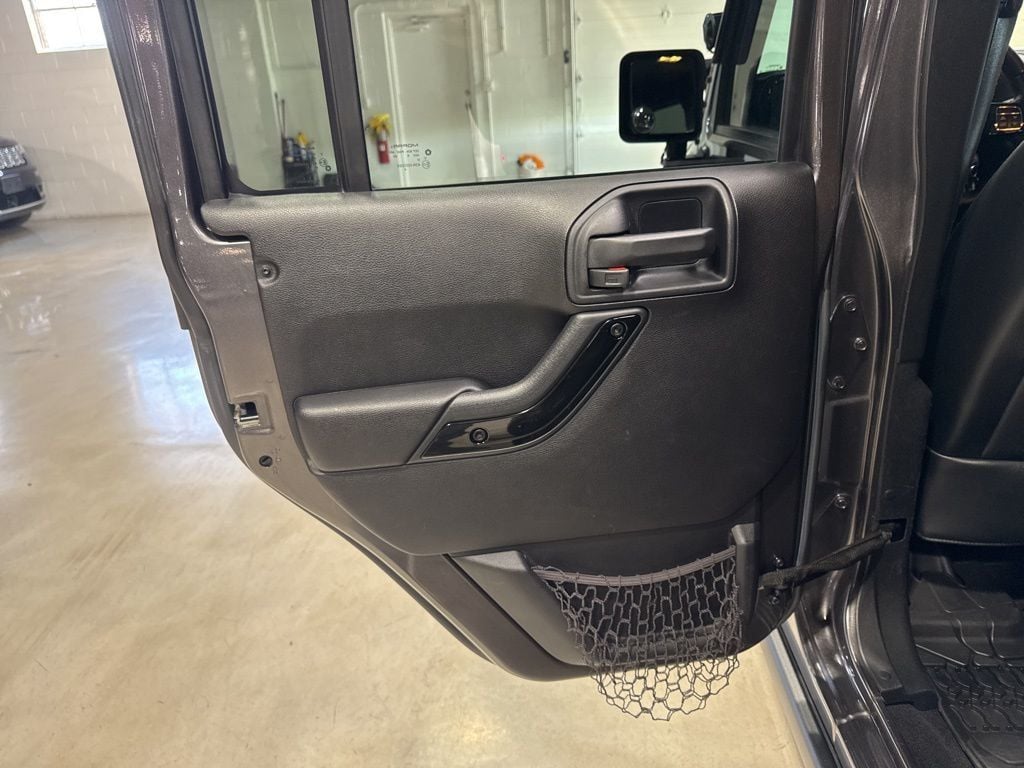 2016 Jeep Wrangler Unlimited 4WD 4dr Sahara - 23001027 - 32