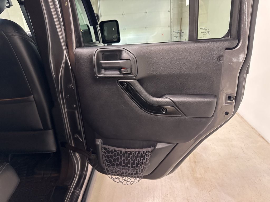 2016 Jeep Wrangler Unlimited 4WD 4dr Sahara - 23001027 - 38