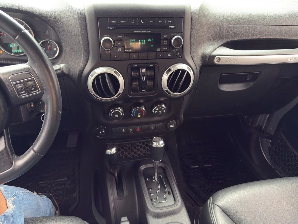 2016 Jeep Wrangler Unlimited 4WD 4dr Sahara - 23023848 - 11