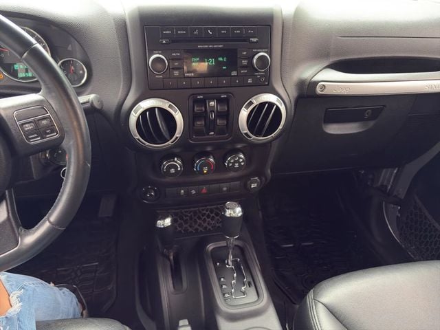 2016 Jeep Wrangler Unlimited 4WD 4dr Sahara - 23023848 - 11