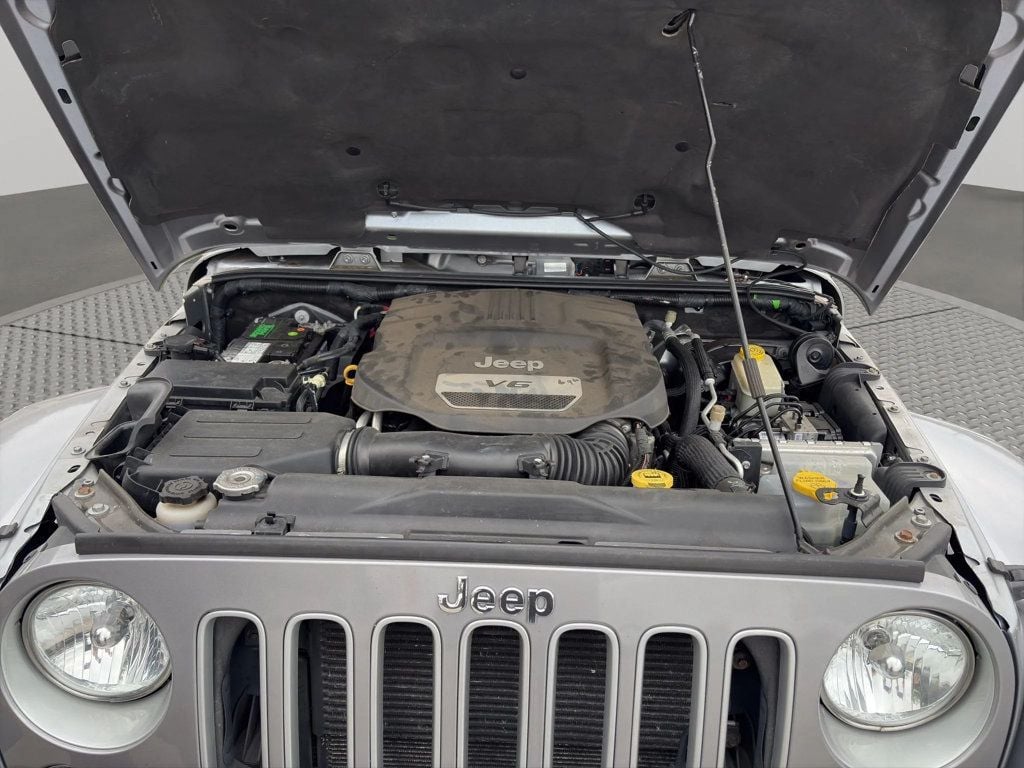 2016 Jeep Wrangler Unlimited 4WD 4dr Sahara - 23023848 - 24