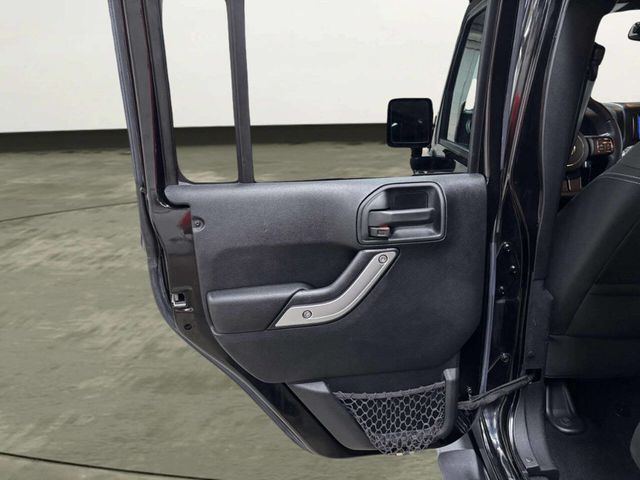2016 Jeep Wrangler Unlimited 4WD 4dr Sahara - 23050910 - 14