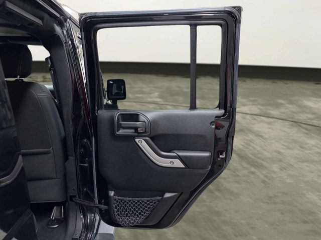 2016 Jeep Wrangler Unlimited 4WD 4dr Sahara - 23050910 - 17