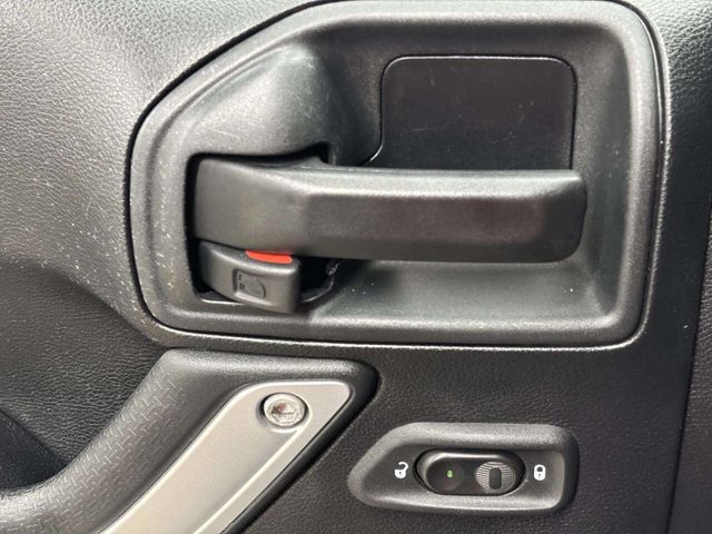 2016 Jeep Wrangler Unlimited 4WD 4dr Sahara - 23050910 - 25