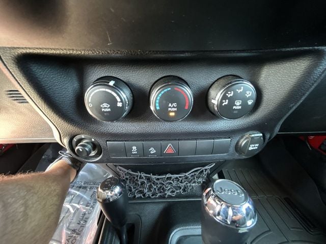 2016 Jeep Wrangler Unlimited 4WD 4dr Sport - 23039186 - 17
