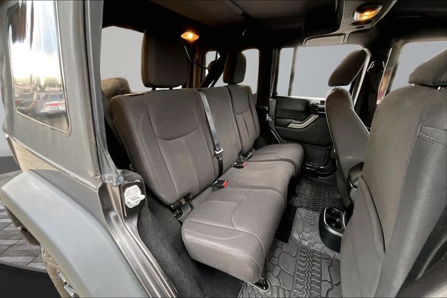 2016 Jeep Wrangler Unlimited 4WD 4dr Willys Wheeler - 23068395 - 14