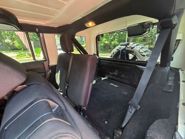 2016 Jeep Wrangler Unlimited 4WD 4dr Willys Wheeler - 23060861 - 17