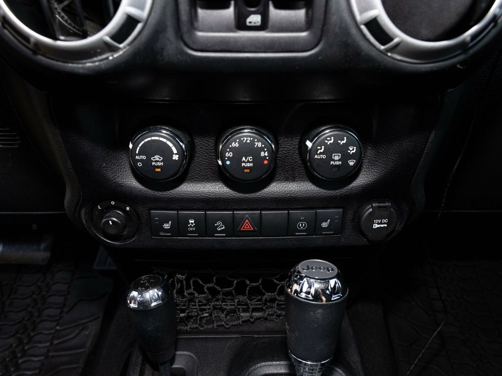 2016 Jeep Wrangler Unlimited Sahara, Rare Blind Spot Indicators, Apple CarPlay, Rear Camera - 22971456 - 39