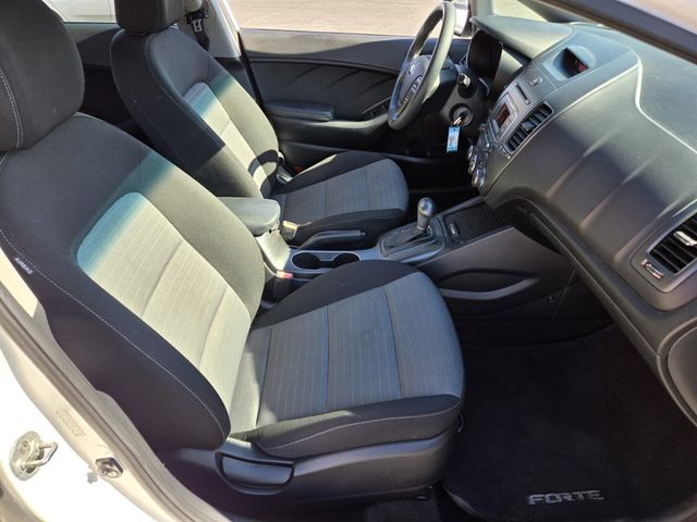 2016 Kia Forte 5-Door 5dr Hatchback Automatic LX - 22980732 - 11