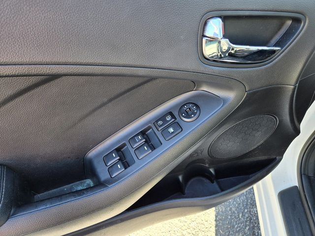 2016 Kia Forte 5-Door 5dr Hatchback Automatic LX - 22980732 - 13