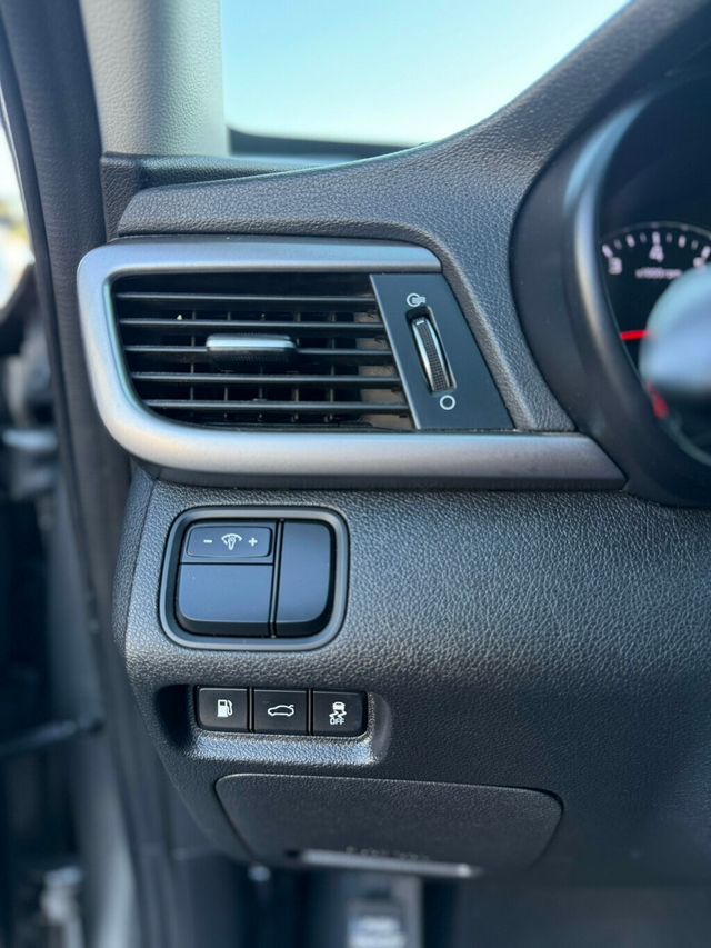 2016 Kia Optima 4dr Sedan LX - 22950097 - 17