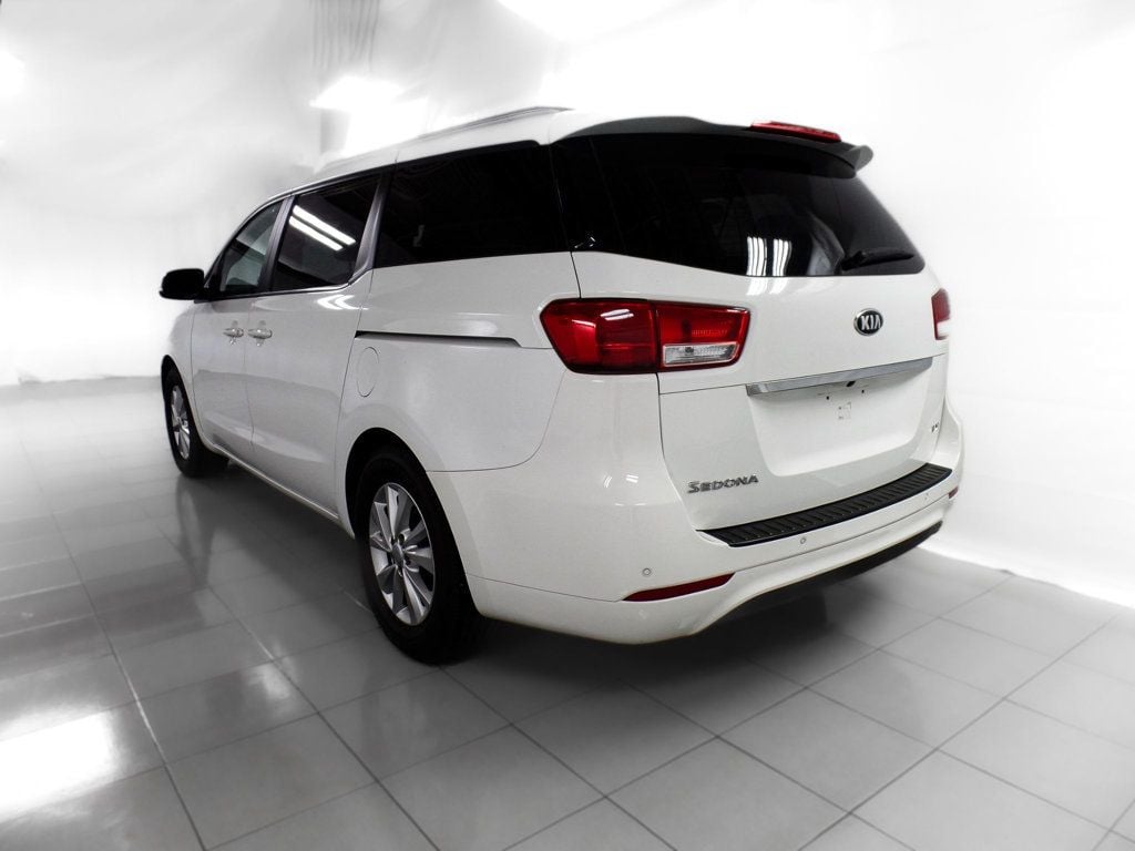 2016 Kia Sedona LX - 22422458 - 3