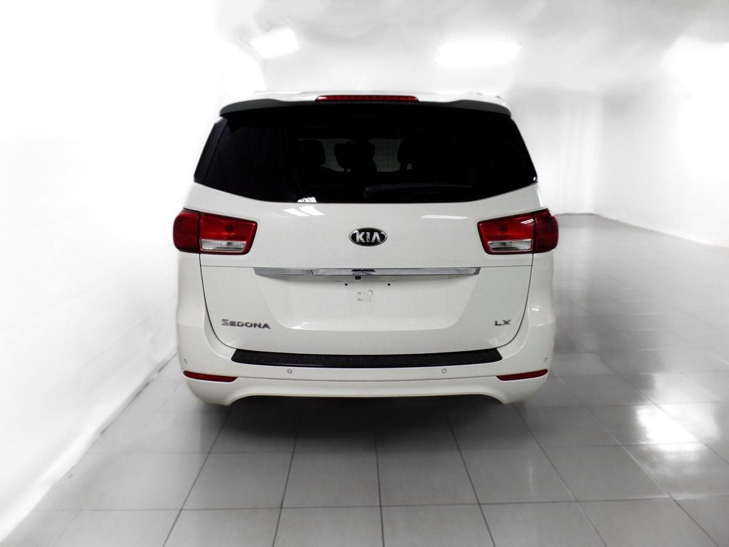 2016 Kia Sedona LX - 22422458 - 4