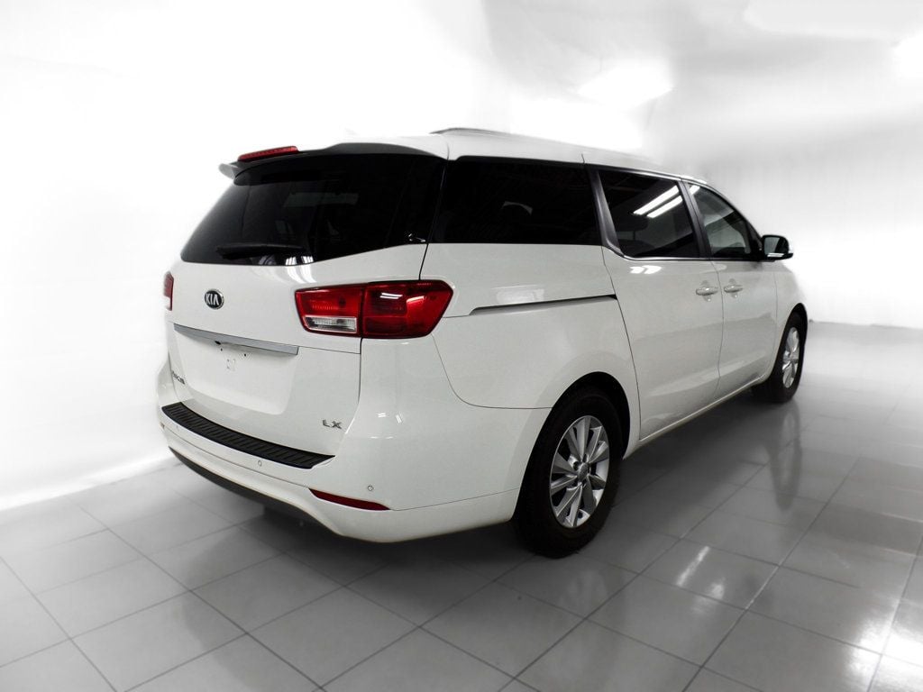 2016 Kia Sedona LX - 22422458 - 5