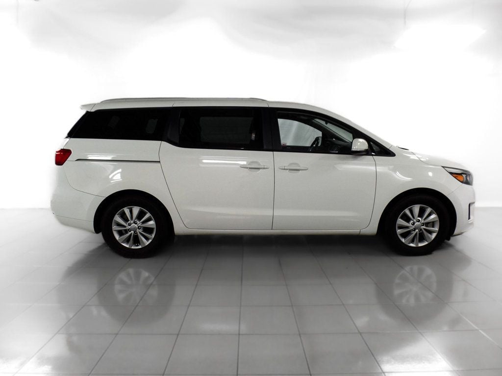 2016 Kia Sedona LX - 22422458 - 6