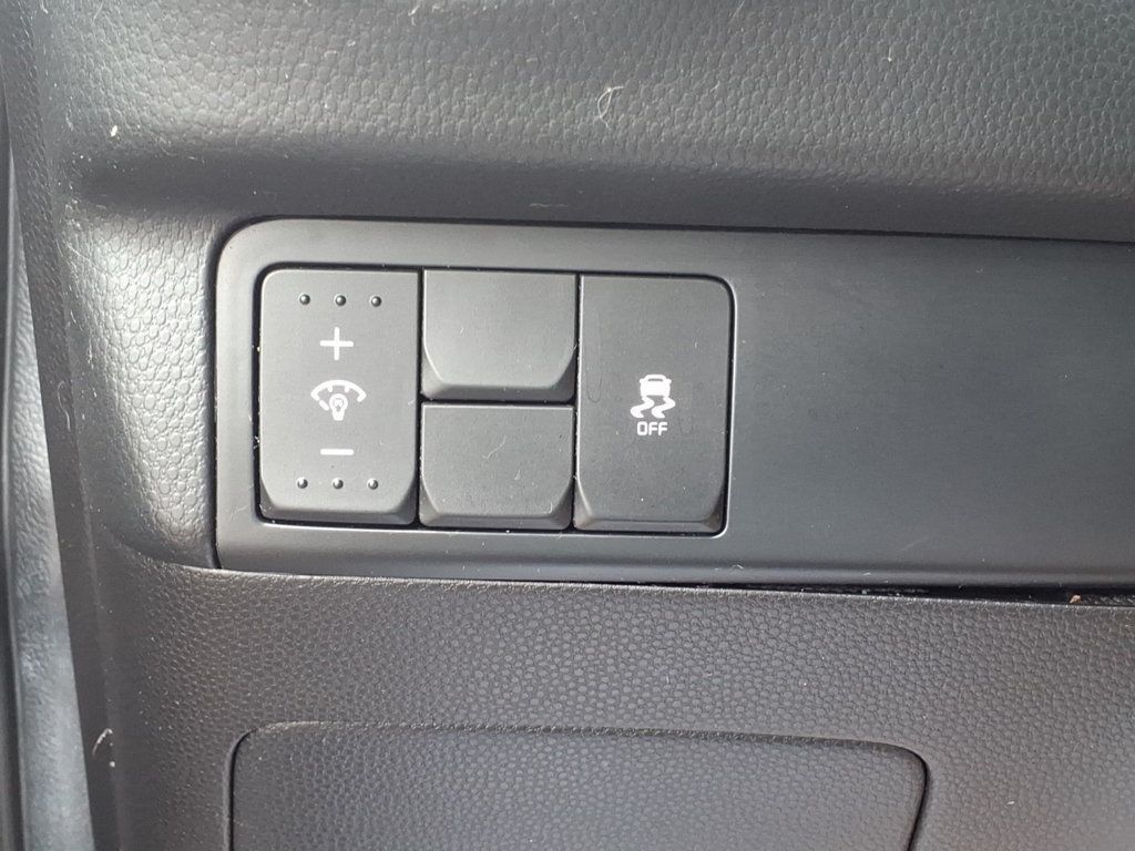 2016 Kia Soul Wagon 4D - 23011743 - 13