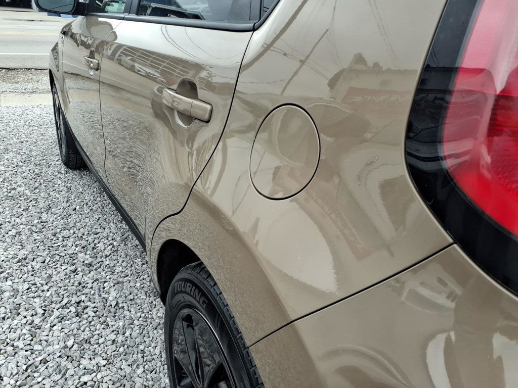 2016 Kia Soul Wagon 4D - 23011743 - 17