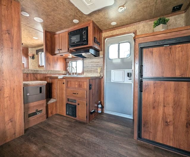 2016 Lakota 3 Horse Slant 11' Living Quarters  - 23015417 - 9