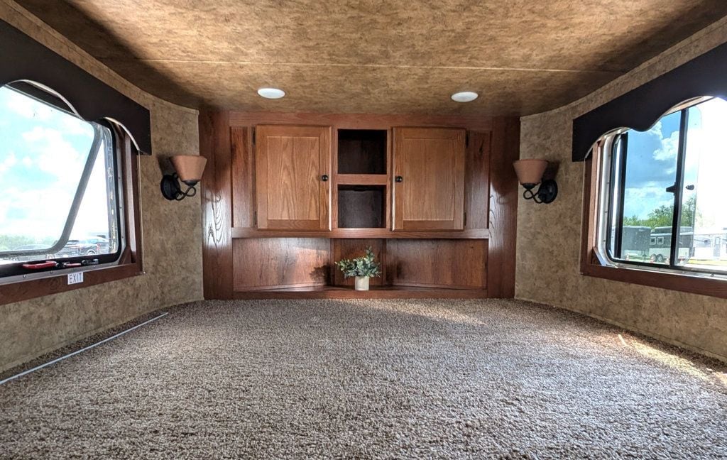2016 Lakota 3 Horse Slant 11' Living Quarters  - 23015417 - 10