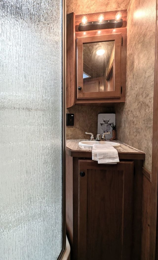 2016 Lakota 3 Horse Slant 11' Living Quarters  - 23015417 - 12