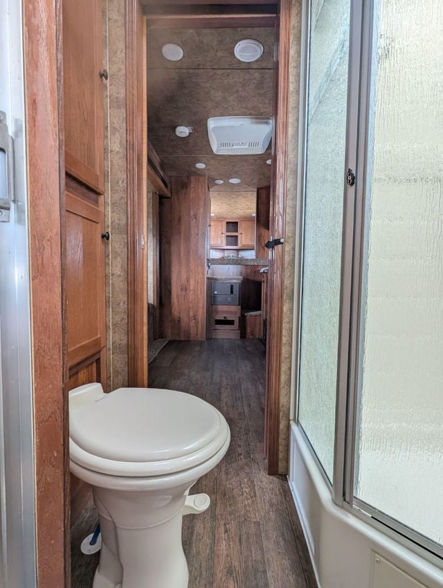 2016 Lakota 3 Horse Slant 11' Living Quarters  - 23015417 - 13