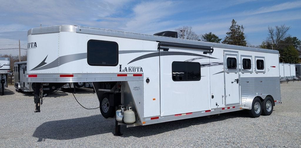 2016 Lakota 3 Horse Slant 11' Living Quarters  - 23015417 - 1