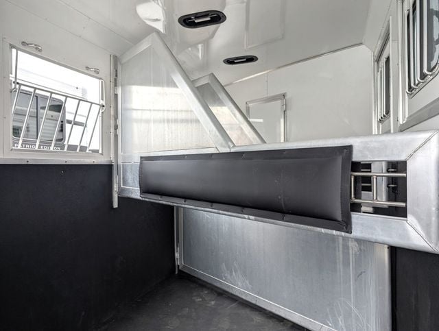 2016 Lakota 3 Horse Slant 11' Living Quarters  - 23015417 - 4