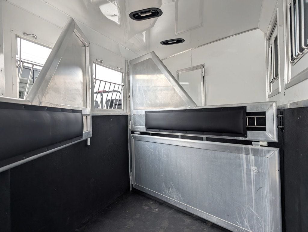 2016 Lakota 3 Horse Slant 11' Living Quarters  - 23015417 - 5