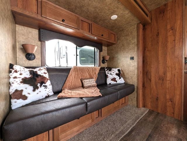2016 Lakota 3 Horse Slant 11' Living Quarters  - 23015417 - 8