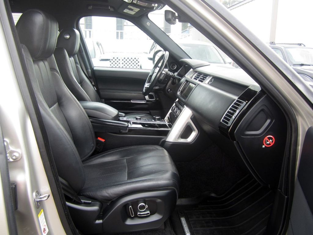 2016 Land Rover Range Rover HSE photo 15