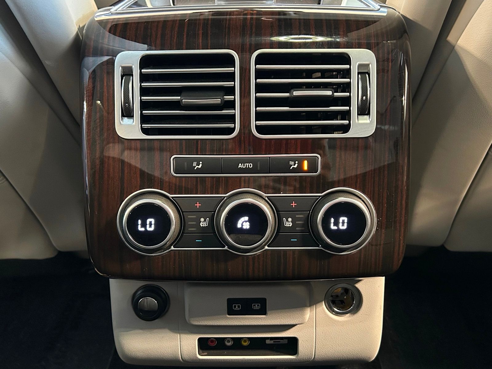 2016 Land Rover Range Rover Supercharged LWB photo 37