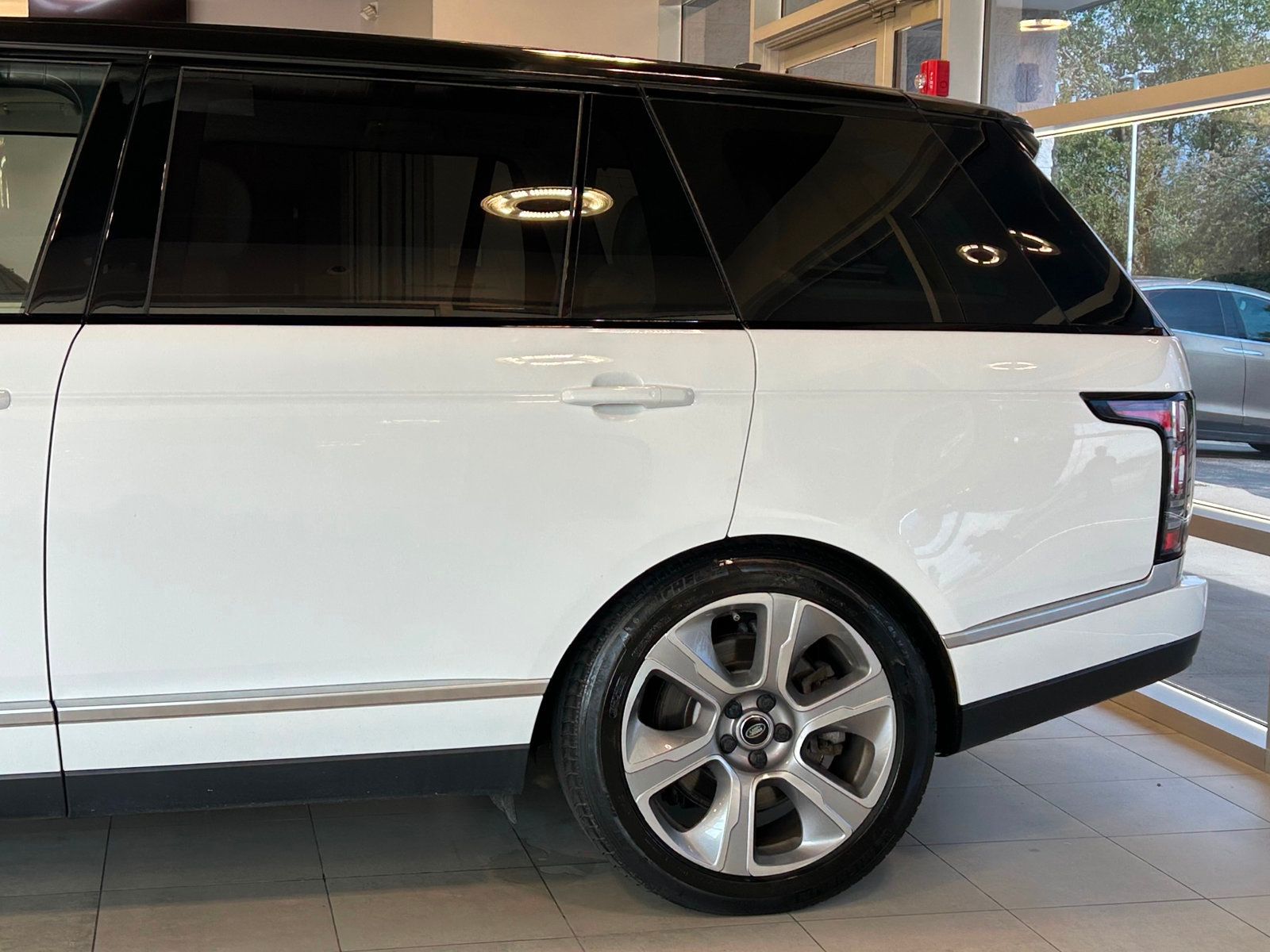2016 Land Rover Range Rover Supercharged LWB photo 9