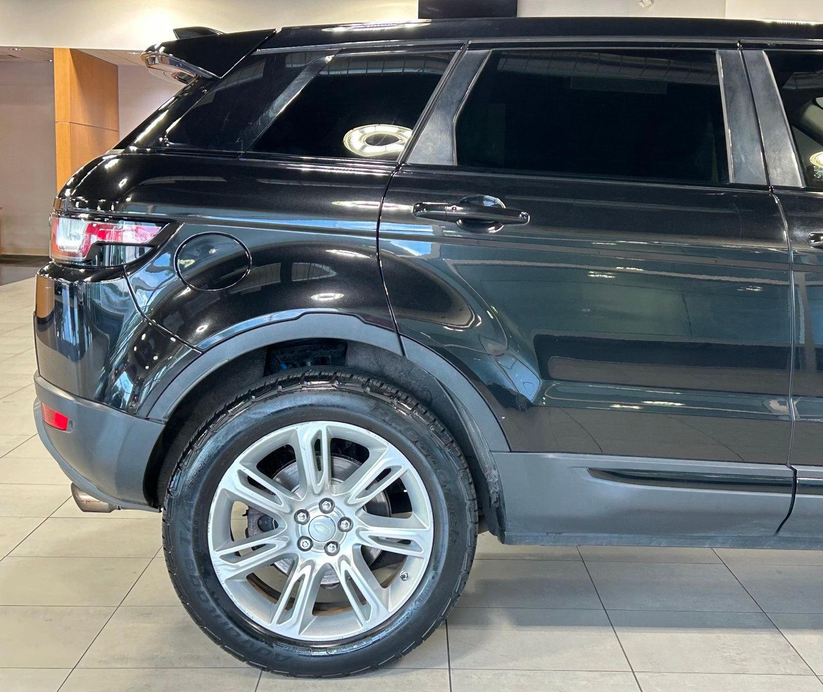 2016 Land Rover Range Rover Evoque SE photo 16
