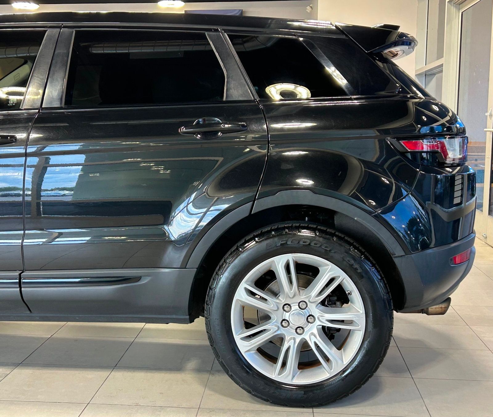 2016 Land Rover Range Rover Evoque SE photo 8