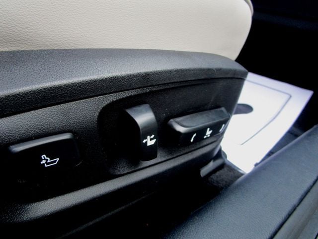 2016 Lexus ES 300h 4dr Sedan Hybrid - 22964541 - 32