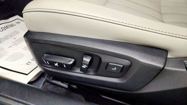 2016 Lexus ES 350 4dr Sedan w/ Luxury Pkg, Nav., Safety System+ & 18'' Wheels - 23086161 - 11