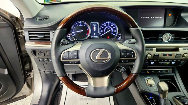 2016 Lexus ES 350 4dr Sedan w/ Luxury Pkg, Nav., Safety System+ & 18'' Wheels - 23086161 - 13