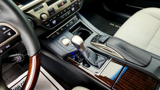 2016 Lexus ES 350 4dr Sedan w/ Luxury Pkg, Nav., Safety System+ & 18'' Wheels - 23086161 - 16
