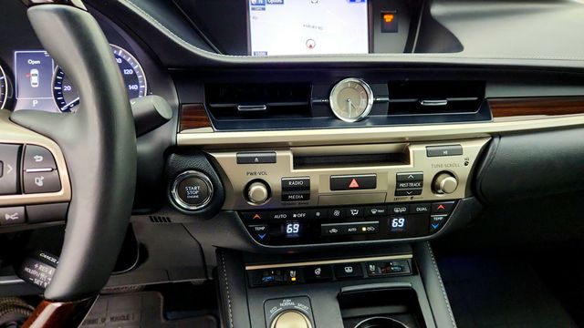 2016 Lexus ES 350 4dr Sedan w/ Luxury Pkg, Nav., Safety System+ & 18'' Wheels - 23086161 - 17
