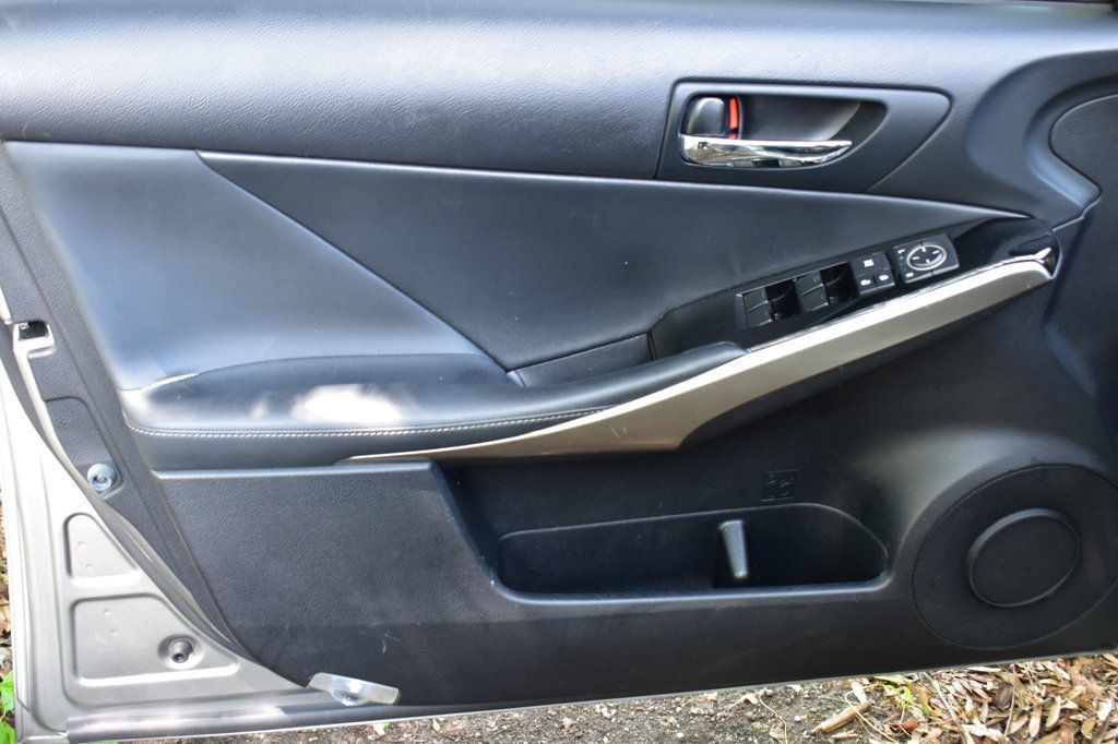 2016 Lexus IS 200t 4dr Sedan - 23049631 - 40