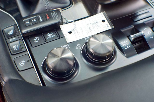2016 Lexus LX 570 LocalTrade/LX-570/LuxuryPkg/RearEntertainment/Heated&CooledSeats - 23004087 - 32