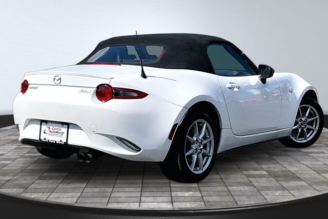 2016 Mazda MX-5 Miata Sport's photo